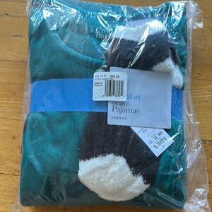 Croft & Barrow Teal Pajama Set with Black and White Socks